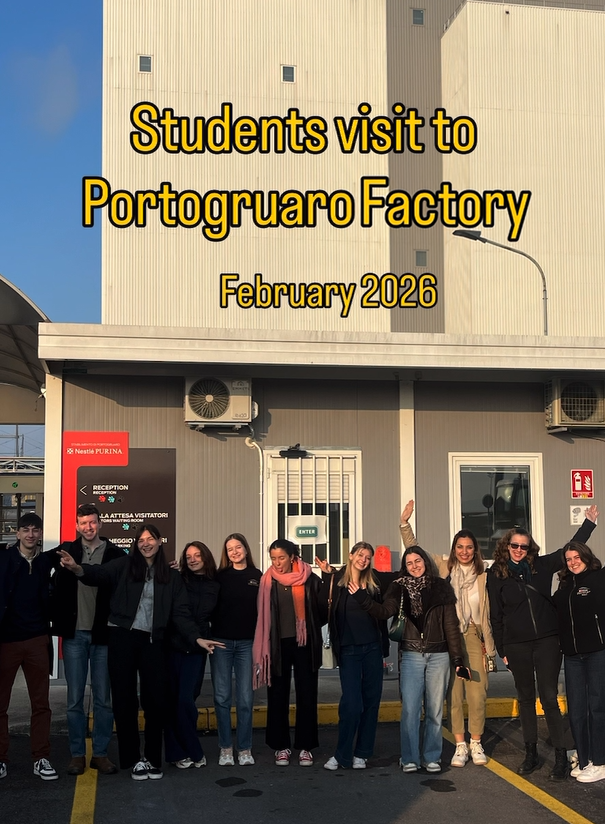 Groupe d’étudiants devant l’entrée d’une usine Purina lors d’une visite éducative en février 2026.